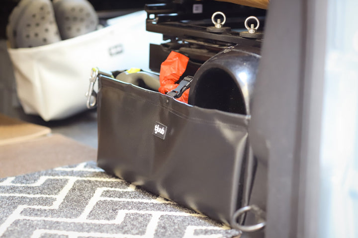 Detail der schwarzen tjuub Tasche Muddus mit Karabinerbefestigung unter dem Sitz.