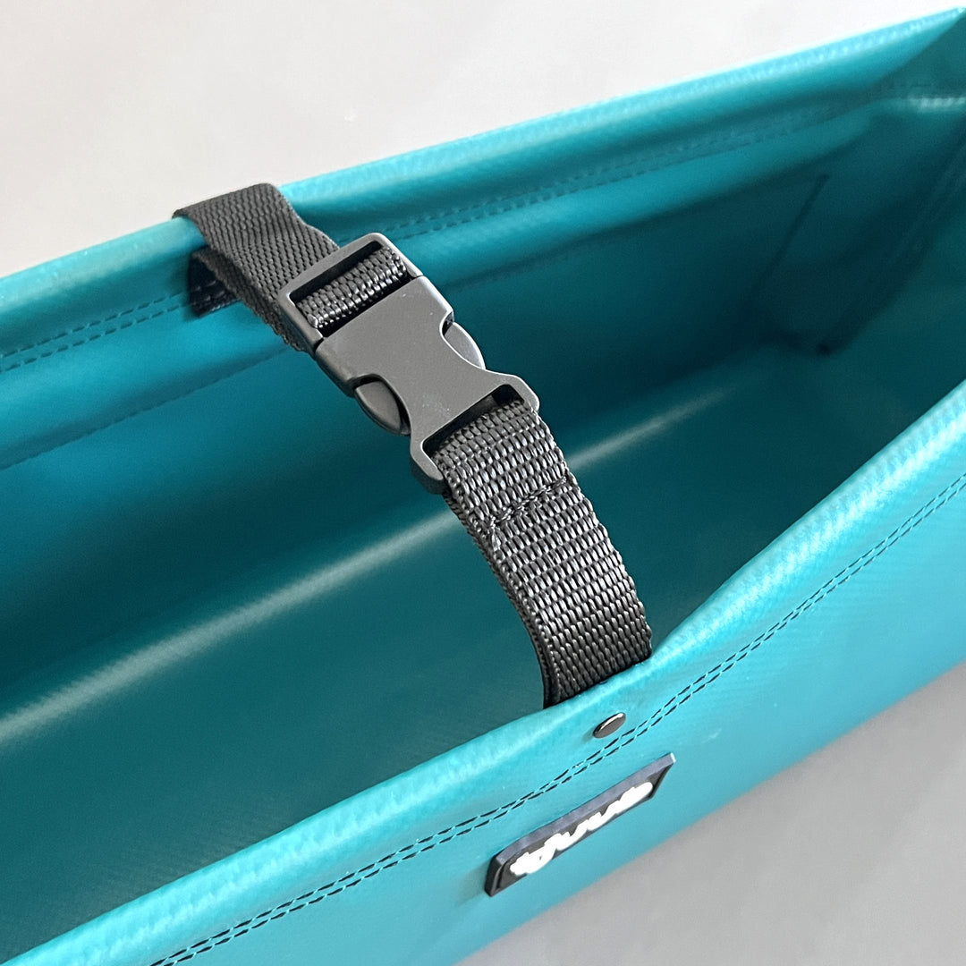 Magnetische Tasche für das Wohnmobil, perfekte Stauraumlösung in smaragdgrün, Bild zeigt Trageriemen und Steckverschluss