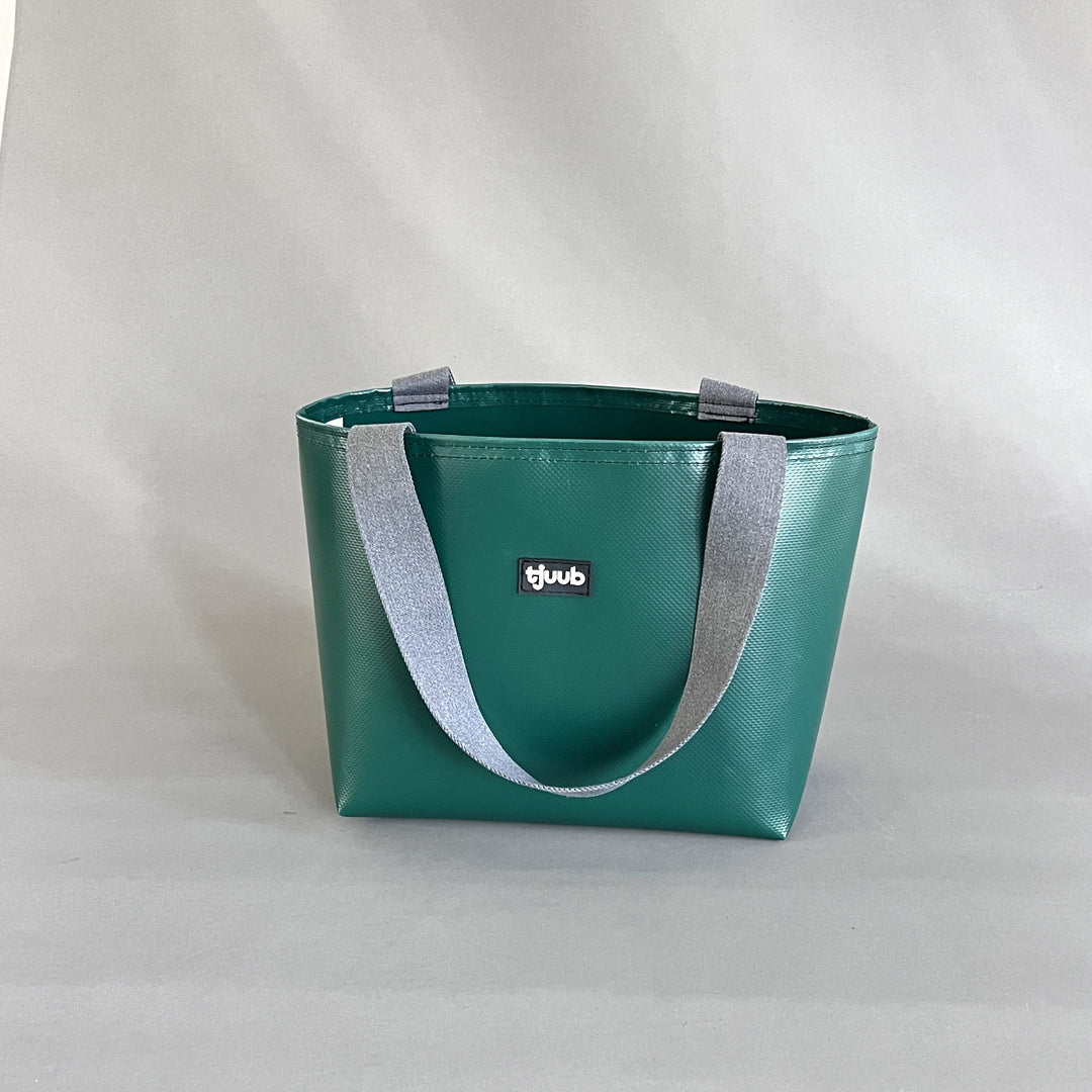 Sila Tasche dunkelgrün ohne Reißverschluss - kleine Upcycling-Tasche aus LKW-Plane