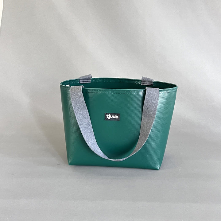 Sila Tasche dunkelgrün ohne Reißverschluss - kleine Upcycling-Tasche aus LKW-Plane