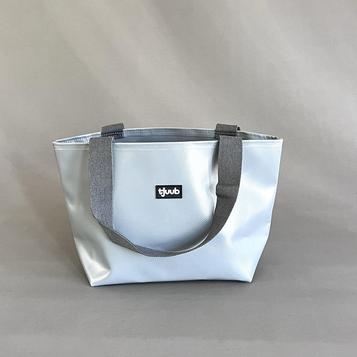 Sila Tasche grau ohne Reißverschluss - kleine Upcycling-Tasche aus LKW-Plane