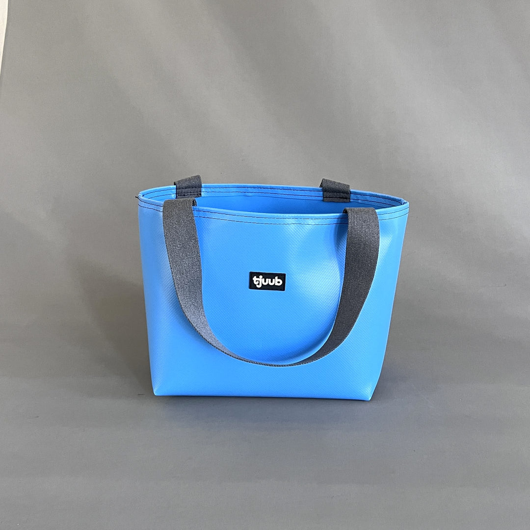 Sila Tasche hellblau ohne Reißverschluss - kleine Upcycling-Tasche aus LKW-Plane
