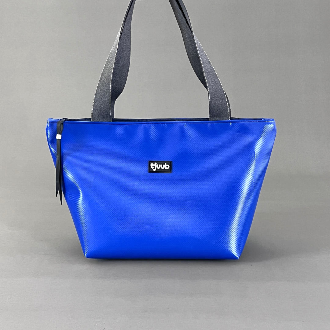 Sila Tasche königsblau mit Reißverschluss - kleine Upcycling-Tasche aus LKW-Plane von tjuub, Frontansicht