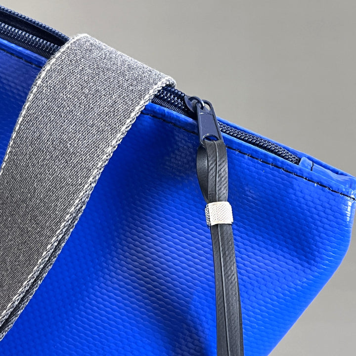 Sila Tasche königsblau mit Reißverschluss aus LKW-Plane - Rückseite