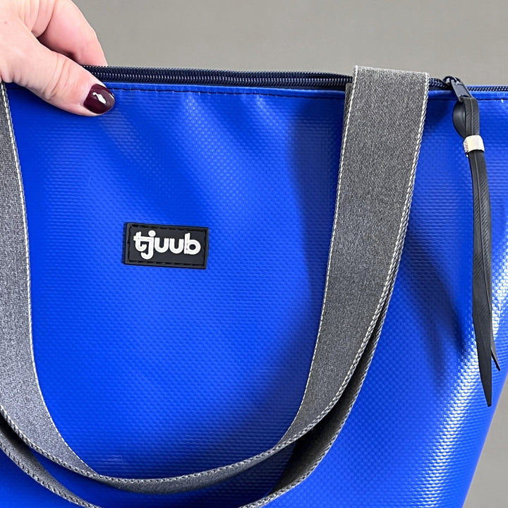 Sila Tasche königsblau mit Reißverschluss - Upcycling-Planentasche von tjuub, Bodenansicht