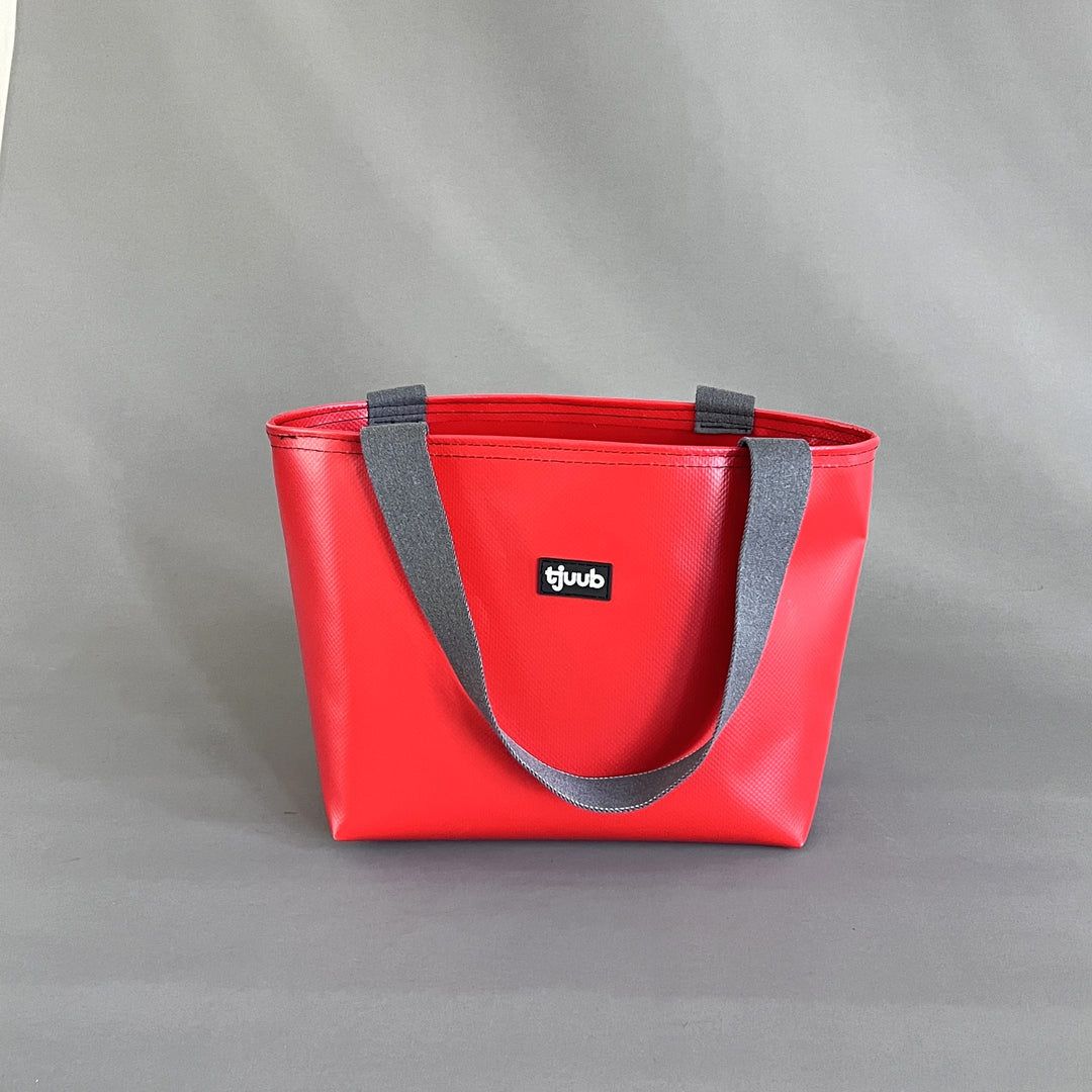 Sila Tasche rot ohne Reißverschluss - kleine Upcycling-Tasche aus LKW-Plane
