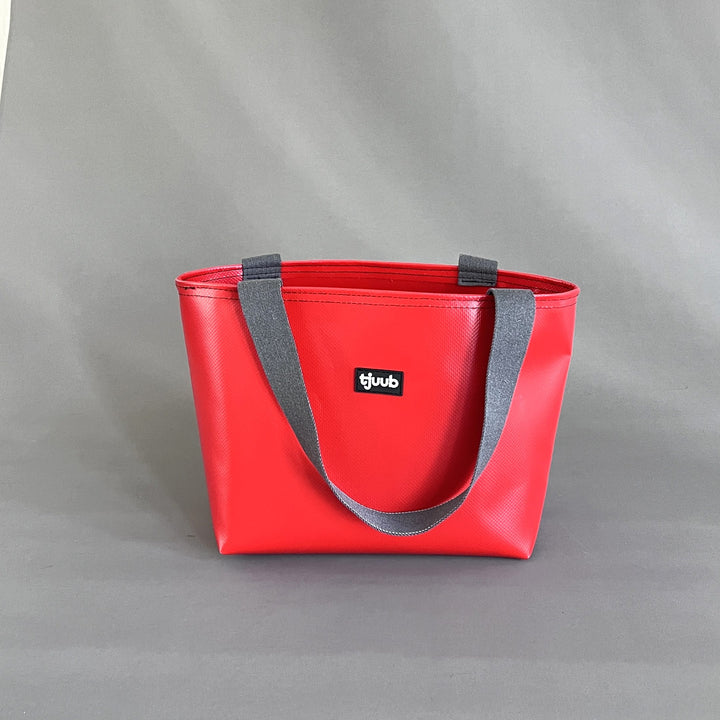 Sila Tasche rot ohne Reißverschluss - kleine Upcycling-Tasche aus LKW-Plane