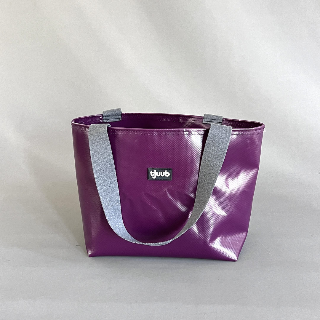 Sila Tasche violett ohne Reißverschluss - kleine Upcycling-Tasche aus LKW-Plane