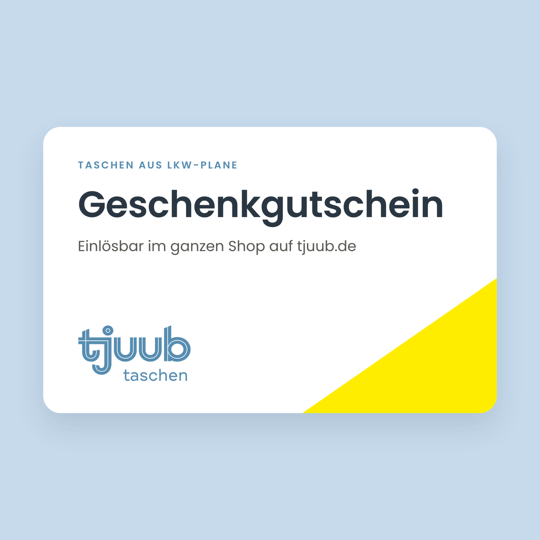 Geschenkgutschein von tjuub für Taschen aus LKW-Plane: weiße Karte mit Logo auf hellblauem Hintergrund