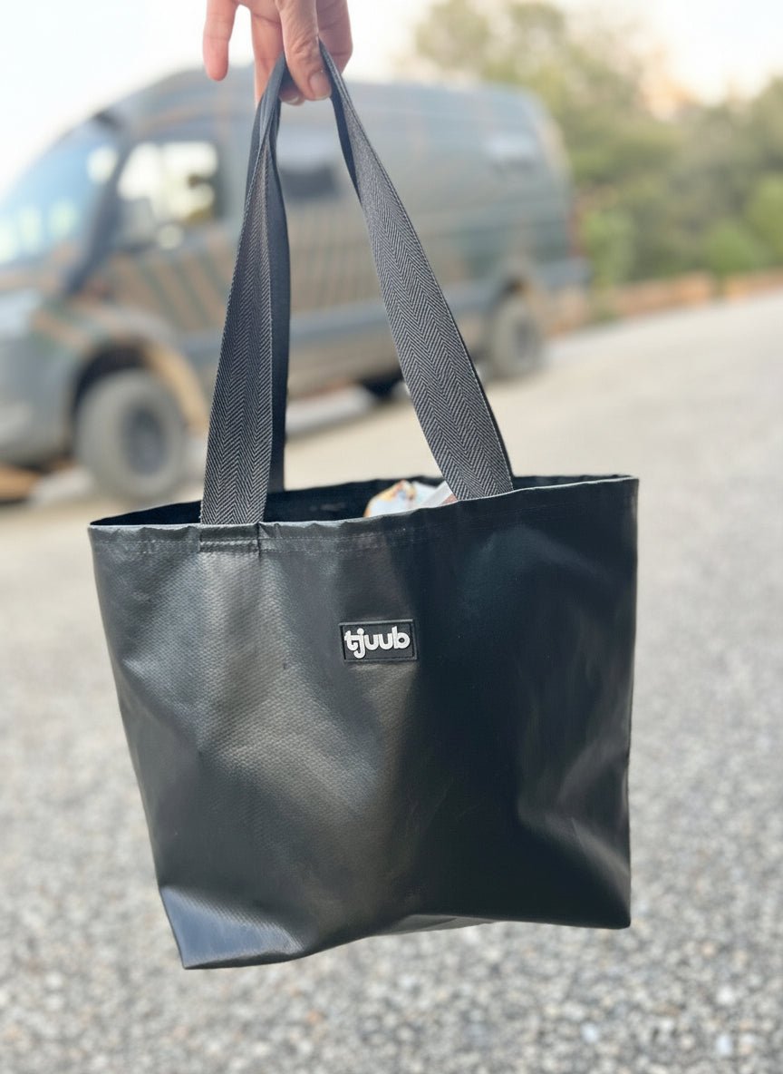 Sila Tasche schwarz aus LKW-Plane als Ordnungssystem im Camper - Upcycling von tjuub