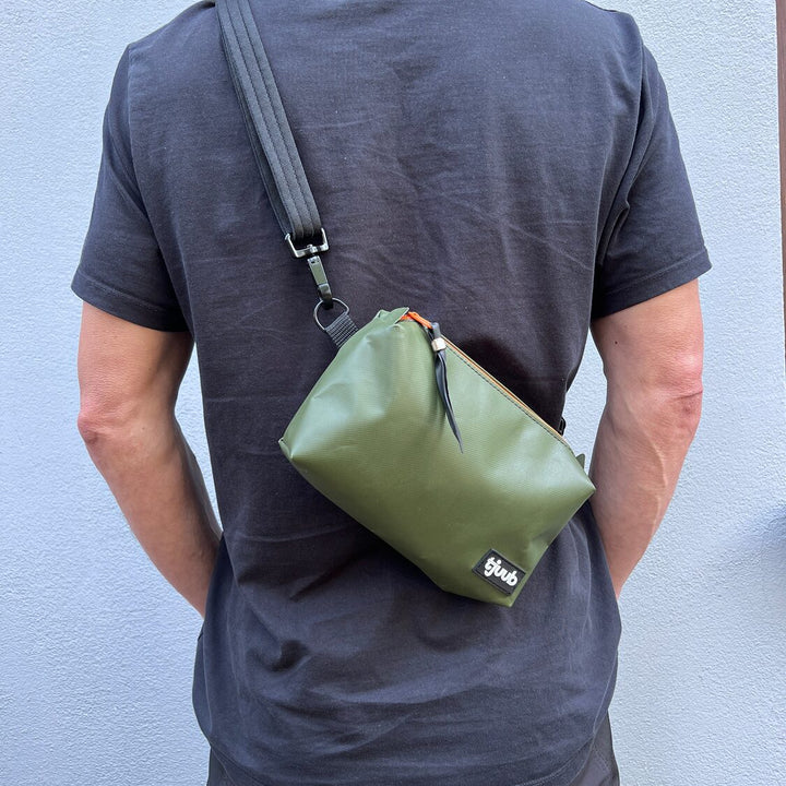 Una Crossbody-Tasche aus LKW-Plane von hinten getragen