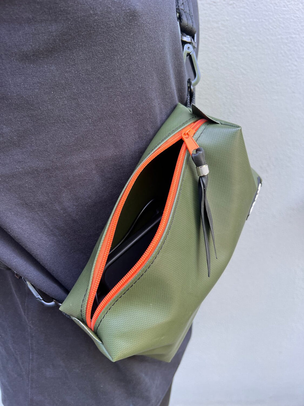 Una Bauchtasche aus LKW-Plane mit Reißverschluss in Detailansicht