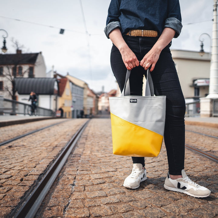 Lassen grosse Tasche aus LKW-Plane ohne Reissverschluss - robuste upcycling Tasche von tjuub