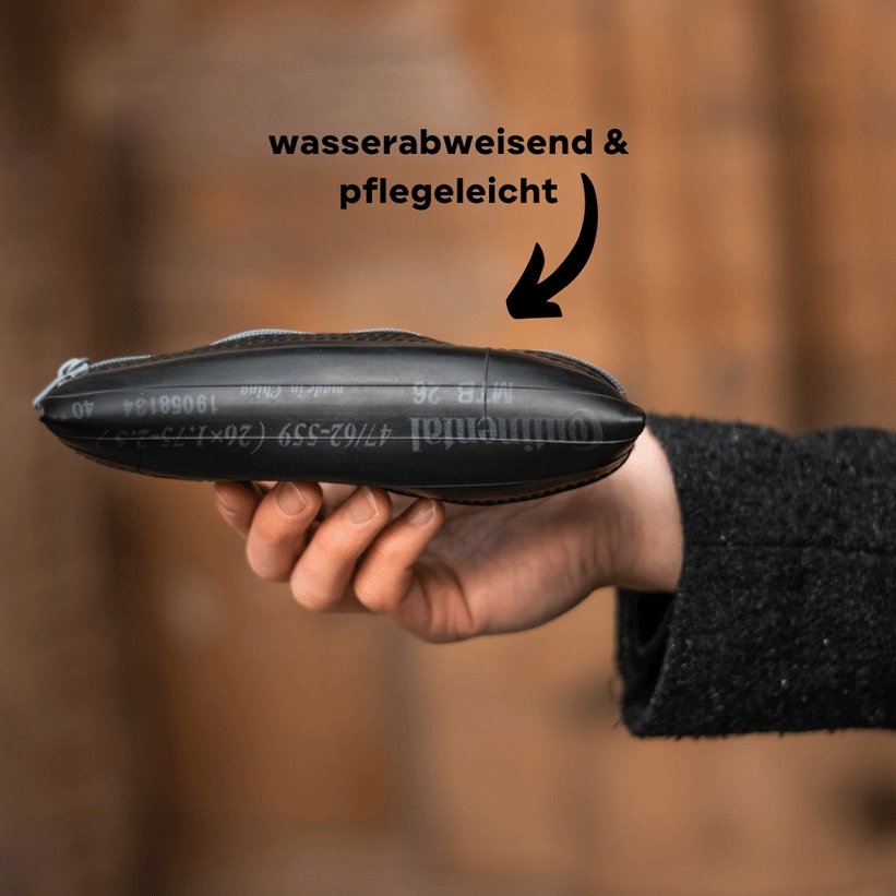 Federmäppchen aus Fahrradschlauch Cipollino auf Holzuntergrund - nachhaltiges upcycling Stifteetui von tjuub
