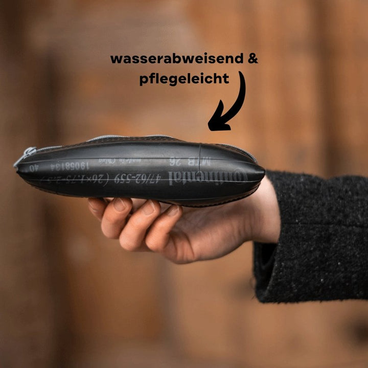Federmäppchen aus Fahrradschlauch Cipollino auf Holzuntergrund - nachhaltiges upcycling Stifteetui von tjuub